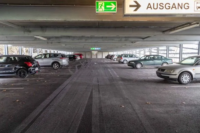...inhaltlich flop. Das Parkhaus schreibt seit Beginn nur Verluste...