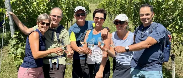 Mit Wein durchs Weinland: Eine Gruppe aus dem Salzburger Flachgau stößt bei der Jakobiwanderung in Ratsch an