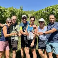 Mit Wein durchs Weinland: Eine Gruppe aus dem Salzburger Flachgau stößt bei der Jakobiwanderung in Ratsch an
