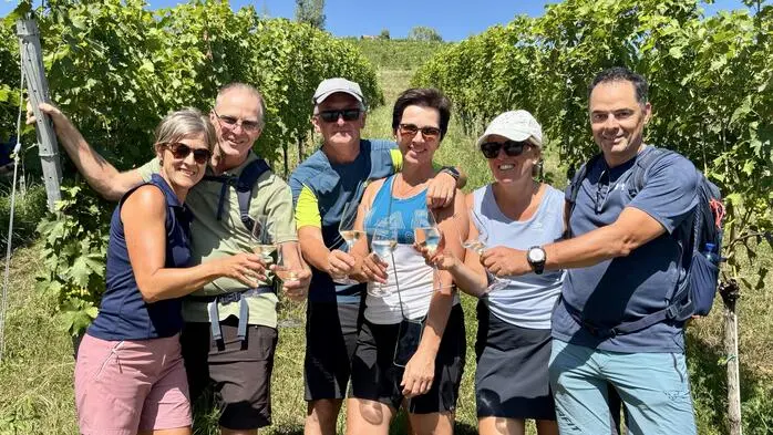 Mit Wein durchs Weinland: Eine Gruppe aus dem Salzburger Flachgau stößt bei der Jakobiwanderung in Ratsch an