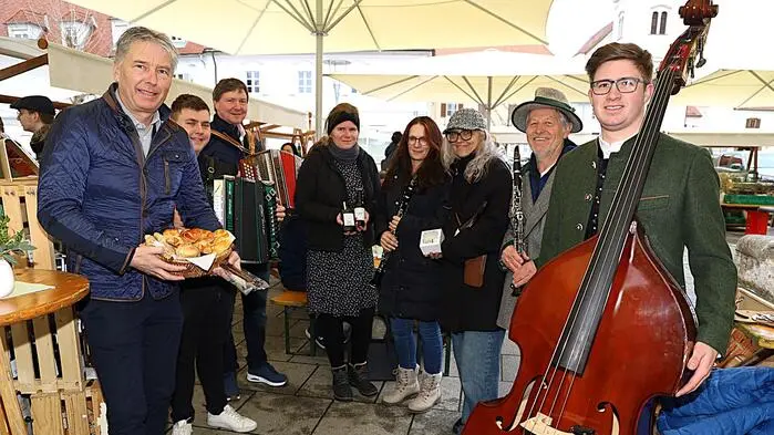 Musikalisch umrahmt wurde die Auftaktveranstaltung von der Musikgruppe „Umadum Bradler“. Im Bild mit Bürgermeister Johann Winkelmaier (l.)