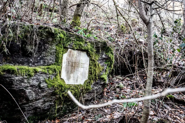 Die säuberlich in einen Felsen eingesetzte Tafel aus Marmor trägt die noch gut lesbare Inschrift „Zur Erinnerung an den 22. April 1888“.