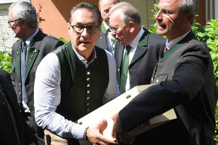 Ein Geschenk von Strache &amp; Hofer - was da wohl drin ist?