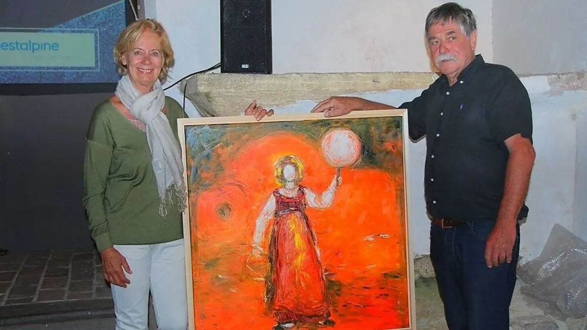 Die Künstlerin Renate Summer bei der Übergabe ihres Gemäldes „Spiegelhalterin“ an Franz Krammer