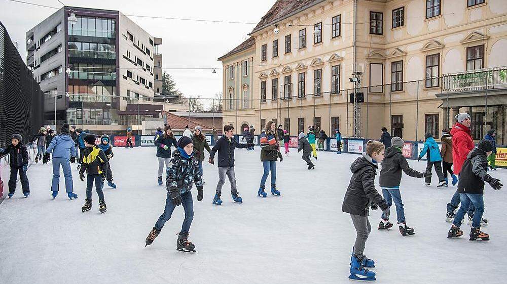 Dieses Wochenende geht es los: Eislaufen am Karmeliterplatz