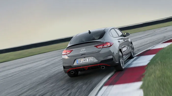 Der Hyundai i30 N hat jetzt einen noch schärferen Abgang: Auch das fünftürige Coupé namens Fastback bekommt jetzt den 2-Liter-Benziner verpasst, der in zwei Leistungsstufen angeboten wird: 250 PS leistet die Basis, beim Topmodell sind es sogar 275 PS. Das maximale Drehmoment beträgt 353 Newtonmeter, per Overboost-Funktion stehen kurzzeitig sogar 378 Newtonmeter an.