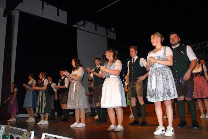 Die Ballorganisatoren der Bauernbundortsgruppe unter ihrem Obmann und Bürgermeister Johannes Karner sowie Obmann Florian Rauch und Emma Friedheim von der Landjugend, konnten zahlreiche Ehrengäste in der Hügellandhalle begrüßen. 