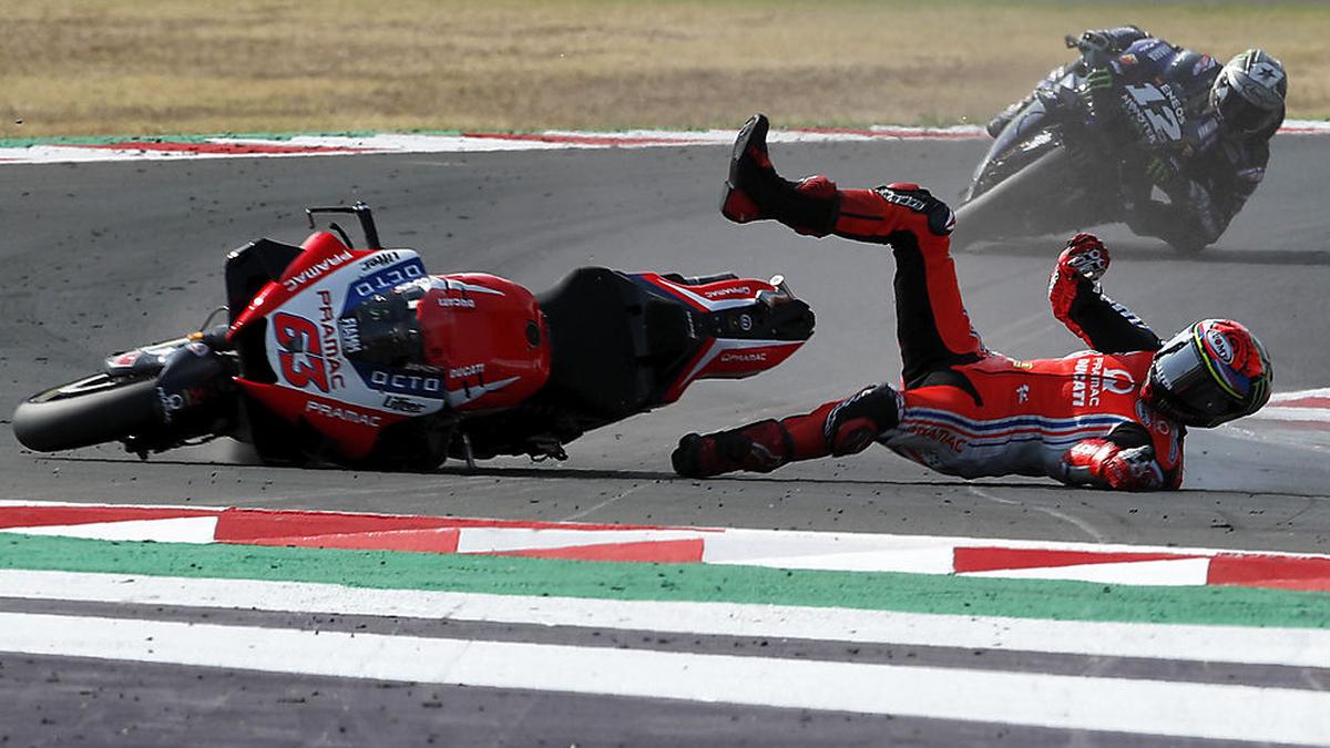 Francesco Bagnaia stürzt, Maverick Vinales fährt vorbei und gewinnt