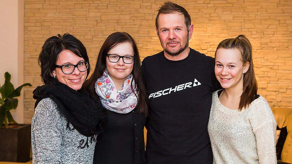 Katja und Günther Köck und ihre beiden Töchtern Kristina und Melissa