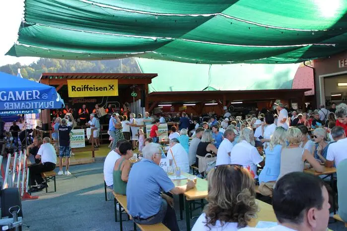 Die Besucher wurden mit Grillhendel, Kotelett, Salaten und Mehlspeisen kulinarisch verwöhnt. Außerdem gab es für die kleinen Gäste eine Hüpfburg und Kinderschminken und auf die älteren Besucher warteten ein Weinstand und eine Feuerwehrdisco im Festzelt. 