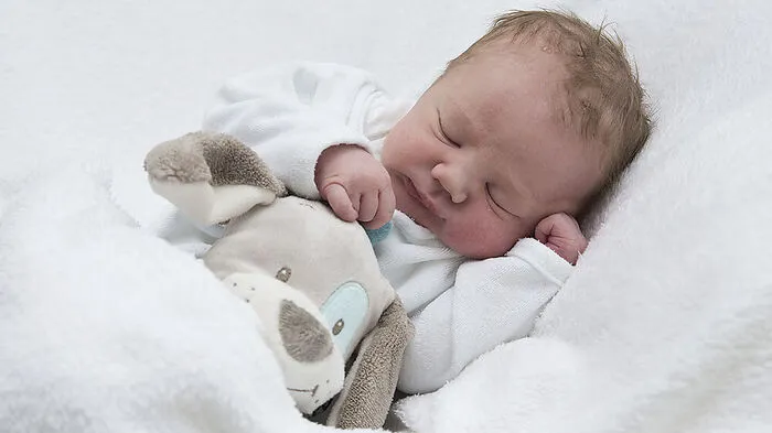 Am 9. Jänner um 8.16 Uhr war es soweit. Daniel Oliver erblickte im Krankenhaus der Barmherzigen Brüder in St. Veit/Glan das Licht der Welt. Kurz nach der Geburt war er exakt 3500 Gramm schwer und das Maßband zeigte eine Größe von 55 Zentimeter. Daniel Oliver macht das Glück seiner Eltern Yvonne und Gabriel Haller so richtig perfekt. Seine Wiege steht in Arnoldstein, wo seine Eltern leben.