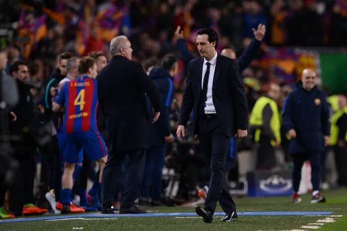 Fassungslosigkeit bei Trainer Unai Emery, der das Spielfeld nach dem 6:1-Sieg von Barcelona mit gesenktem Kopf verlässt.
