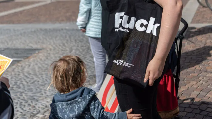 Fuck Capitalism ist der Slogan, den die jungen Kommunisten unter die Leute bringen wollen.