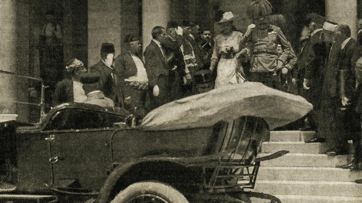 Erzherzog Franz Ferdinand und seine Gemahlin Sophie verlassen das Rathaus von Sarajevo und werden wenige Minuten später Opfer des Attentäters Gavrilo Princip