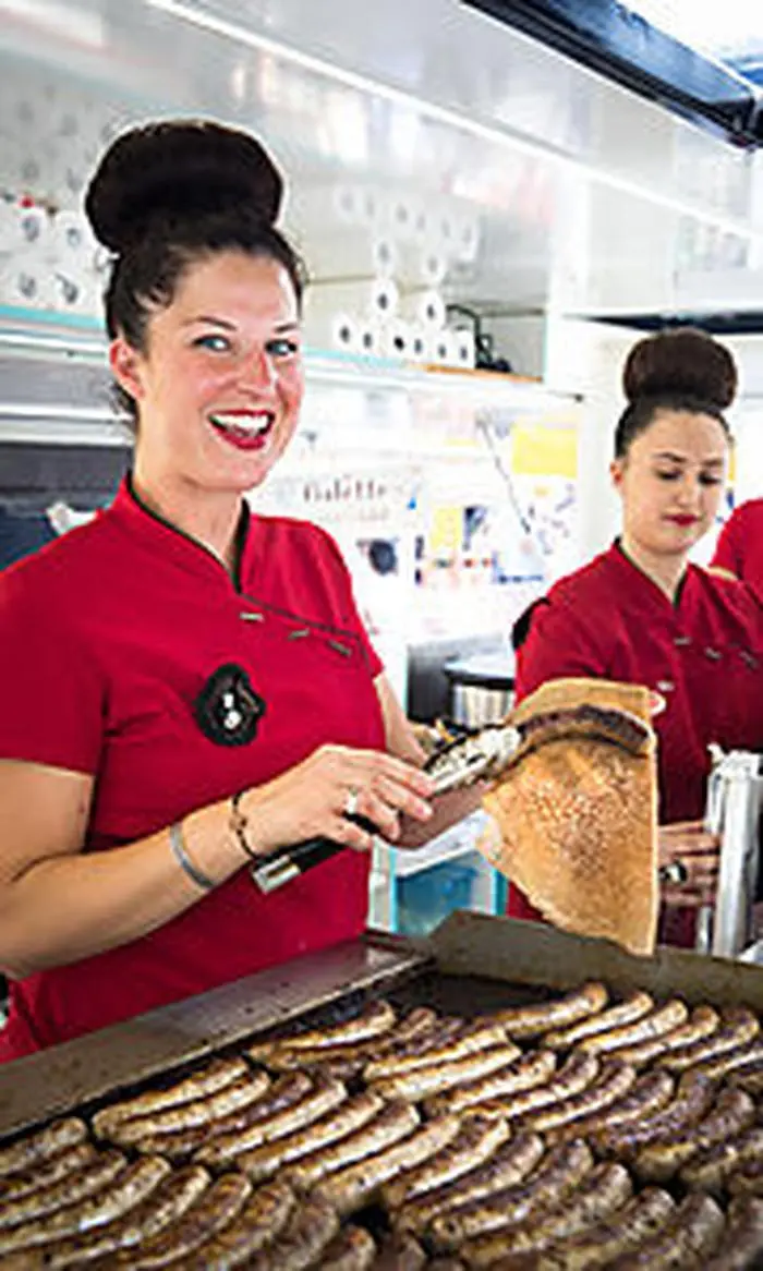 Eine Wurst im Buchweizencrêpe: auch so schmeckt die Bretagne