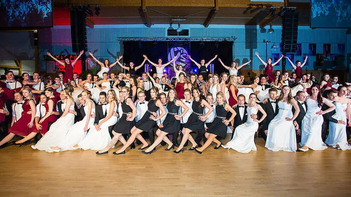 115 Maturantinnen und Maturanten der HTL Weiz feierten ihren Maturaball unter dem Motto „Fiesta de Ingenieros“ gemeinsam mit über 4000 Ballgästen in der Weizer Stadthalle.