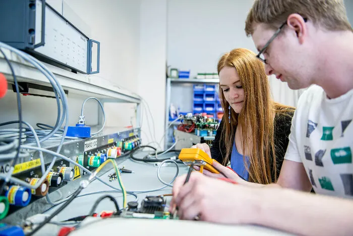 Die Praxisunternehmen können zukünftige Mitarbeiterinnen und Mitarbeiter bedarfsorientiert ausbilden