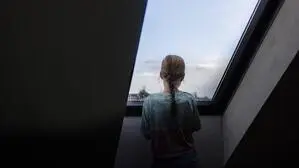 Ein Mädchen schaut aus einem Fenster | Zwei Mal soll das Mädchen missbraucht worden sein