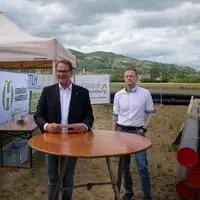 Bürgermeister Marcus Martschitsch und Martin Pesendorfer, Geschäftsführer der Hartberg Wasserdienstleistung GmbH beim Spatenstich in Safenau
