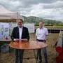 Bürgermeister Marcus Martschitsch und Martin Pesendorfer, Geschäftsführer der Hartberg Wasserdienstleistung GmbH beim Spatenstich in Safenau
