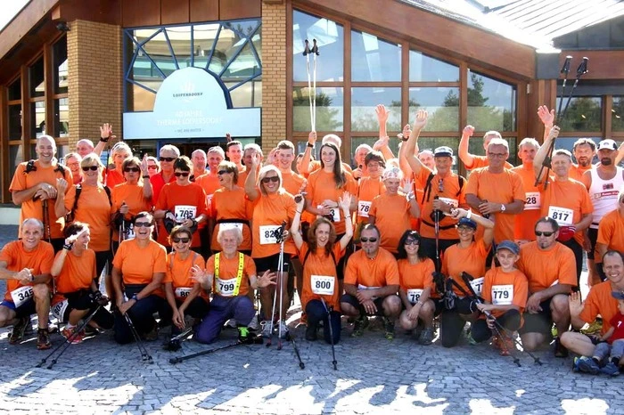 Über 50 Sportbegeisterte des Teams "Therme Loipersdorf" lächelten für ein Gruppenfoto in die Kamera.