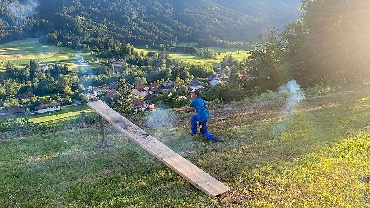 Über die &quot;Rampe&quot; werden die glühenden Holzscheiben hinausgeschleudert