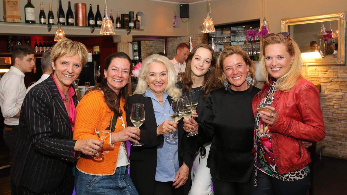 Eröffneten die Saison: Karin Bernhard, Susi Funder, Ingrid Kutzner-Trapp, Johanna und Klara Wieser sowie Gaby Köchl (v.l.)