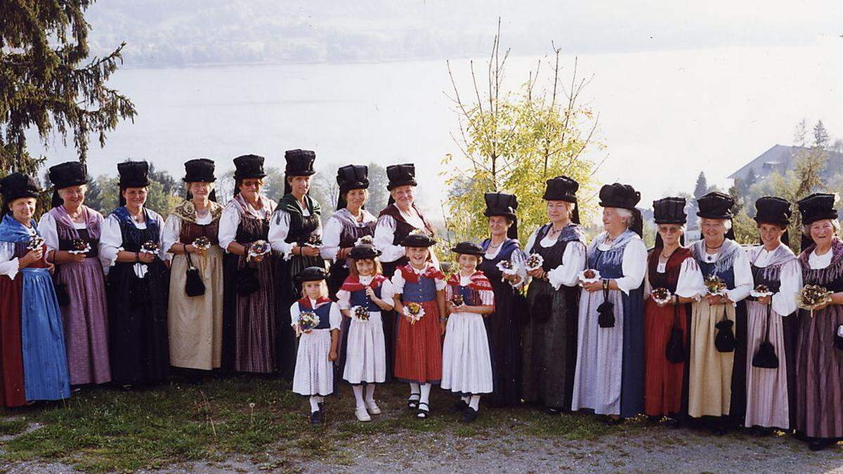 Die Bänderhutfrauen mit Nachwuchs vor der Kulisse des Ossiacher Sees 