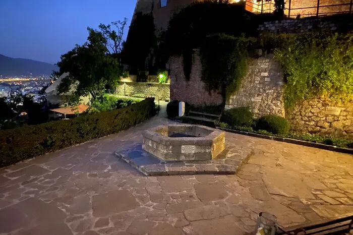 Weder kamen die Osmanen je nach Graz, noch haben gefangene osmanische Soldaten den Brunnen gegraben. Seinen Namen bekam er erst im 19. Jahrhundert.