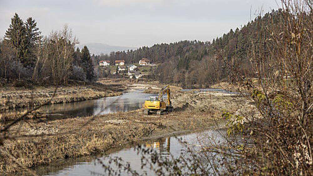 Roseggs Bürgermeister Franz Richau (BGM) fordert Abfuhren über das Flussbett.
