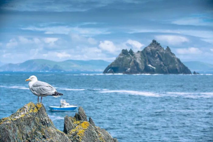 Schroff ragt die Insel Skellig Michael vor der Küste von Kerry aus dem Atlantik, viele Jahrhunderte schreckte der Felsen zuverlässig lästige Besucher ab. Aber mit dem „Erwachen der Macht“ verirrte sich der irische Vorposten auf die Must-see-Liste amerikanischer Besucher, die sich ohne Unterlass mit Motorbooten auf das Unesco-Weltkulturerbe beamen lassen.