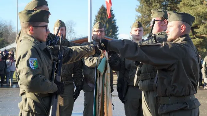 Im Zeltweger Fliegerhorst Hinterstoisser wurden kürzlich 20 Rekruten des Fliegerabwehrbataillons 2 und 50 Rekruten des Militärkommandos Wien, die hier ihre Grundausbildung erhalten haben, angelobt.