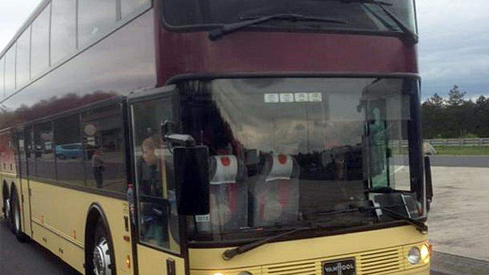 Dieser Bus aus Weißrussland wurde aus dem Verkehr gezogen, der Chauffeur angezeigt