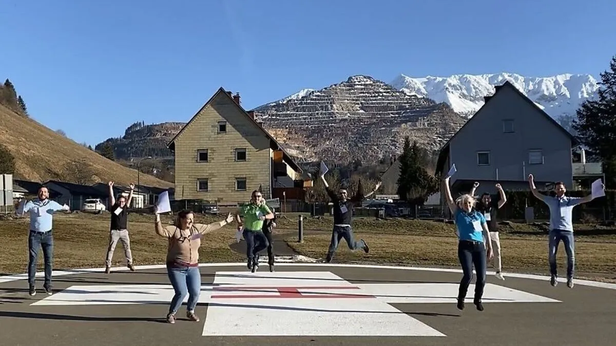 Mitarbeiterinnen und Mitarbeiter von ZPP Dentaltechnik in Eisenerz haben im SIM Campus gelernt, Schnelltests durchzuführen.