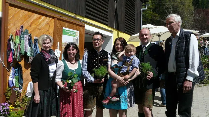 Die Gastgeber-Familie Edlinger mit Bürgermeister Bruno Aschenbrenner (Zweiter von rechts) und Michaela Sundl (links)