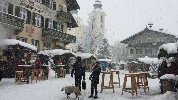 St. Johann in Tirol liegt eingebettet zwischen Wildem Kaiser und Kitzbüheler Horn. Die Marktgemeinde mit ihren knapp 9500 Einwohnern ist nicht nur ein regionaler Verkehrsknotenpunkt - der eigene Bahnhof liegt direkt an der Westbahnstrecke -, sondern auch ein wahres Schneeloch.