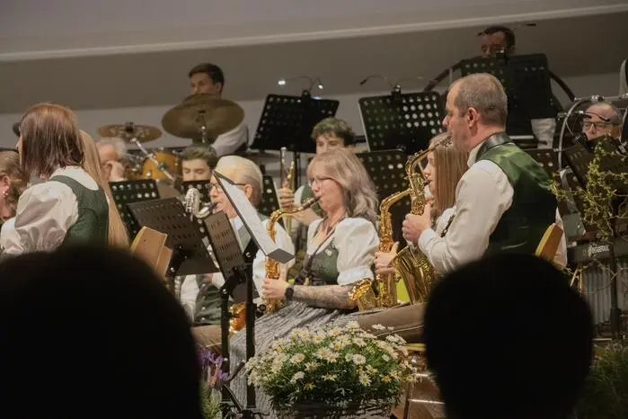 Eröffnet wurde der Abend mit „A Sign for Freedom“, gefolgt von Werken wie „Dakota“ und „Summertime“. 