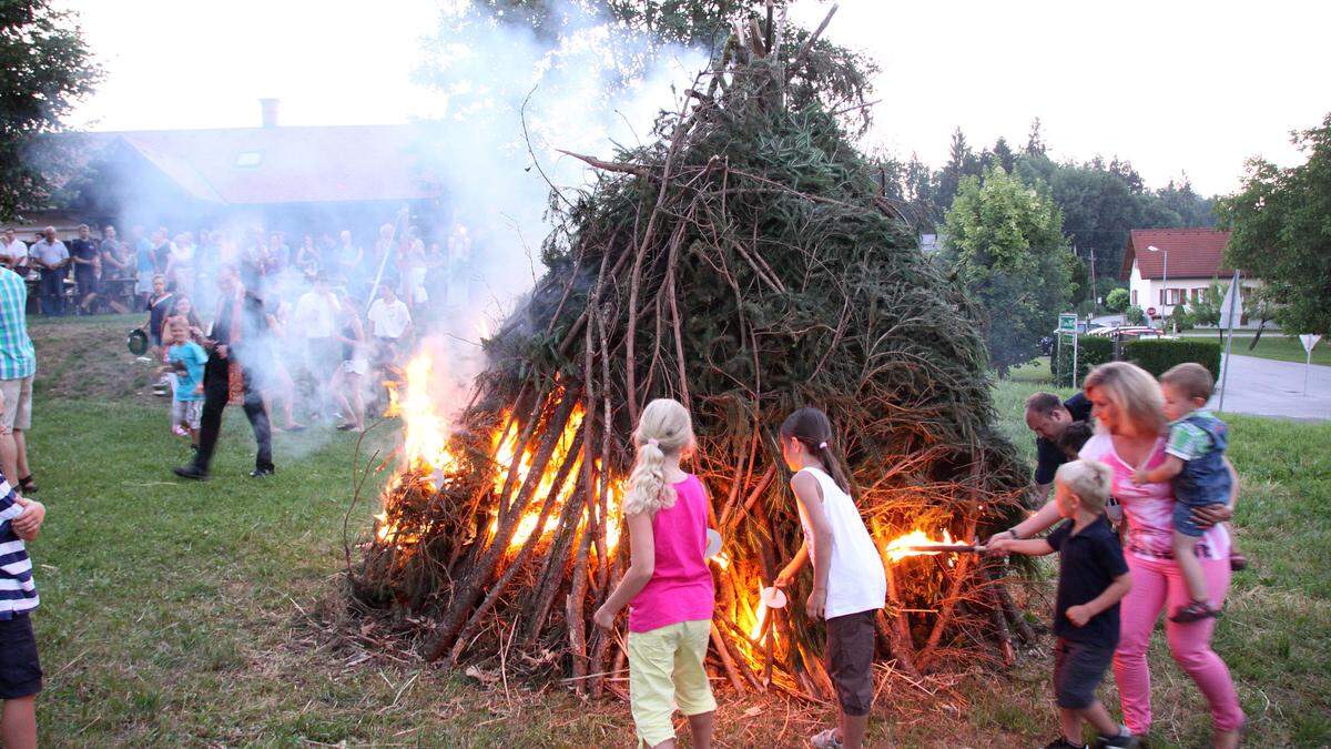 Sonnwendfeuer erfreuen sich großer Beliebtheit, wie die Zahl der Feiern im Bezirk Voitsberg zeigt