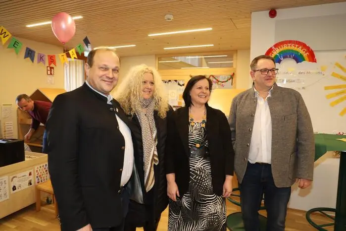„Unter der Leitung von Susanne Schögler leisten hier insgesamt neun Erzieherinnen und Erzieher hervorragende Arbeit. Neben dem Kinderzentrum wurde auch die Volks- und Hauptschule um eine Nachmittagsbetreuung erweitert“, so Bürgermeister Klaus Strein bei der Eröffnung