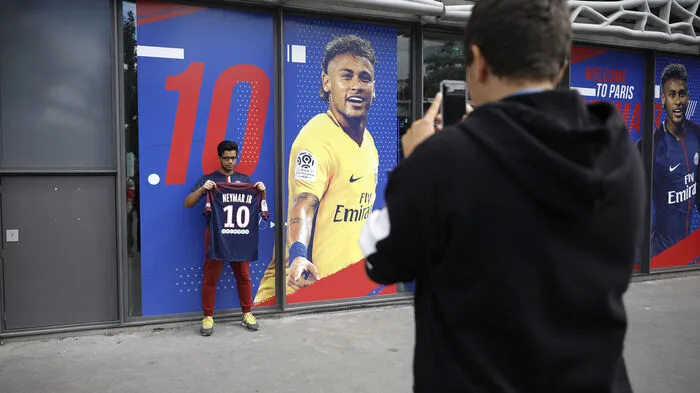 Kaum in Paris, schon auf der Wand des Fanshops.