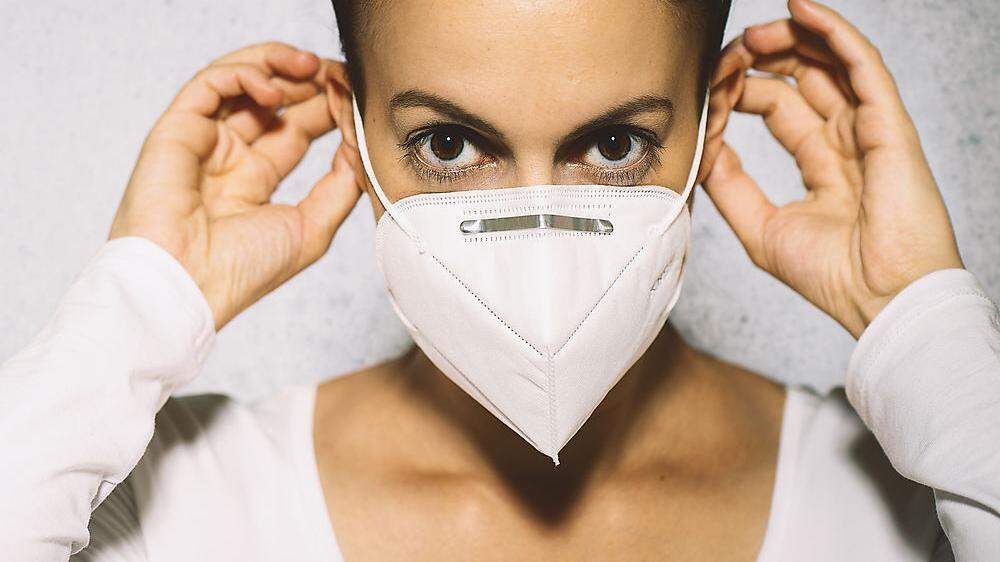 Am sichersten sind laut Studien FFP-zertifizierte Masken, diese sollten eng anliegend getragen werden