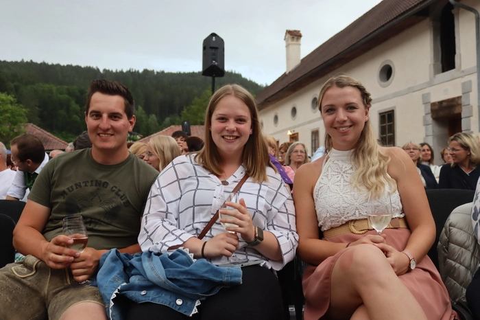 Besucher aller Altersgruppen genossen den lauen Sommerabend mit besten Klängen.
