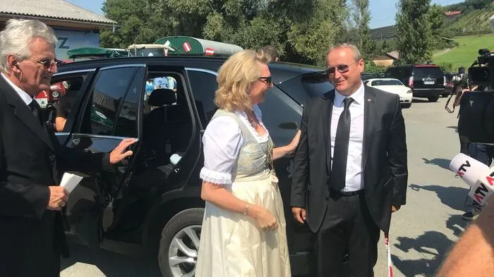 Die Braut ist da! Karin Kneissl trägt ein weißes Hochzeitsdirndl.