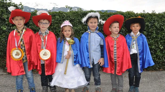 Das Schattseitner Kinderparlament: Die Minister Mathias Lampersberger und Elias Schönfelder, Prinzessin Kiara Hosner, Prinz Michael Lampersberger, Minister Luca Hoffmann und Kanzler Leandro Hartlieb.