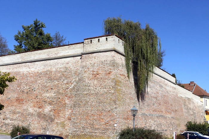 ...rund um den mit imposanten Wehrmauern eingefassten Stadtkern.