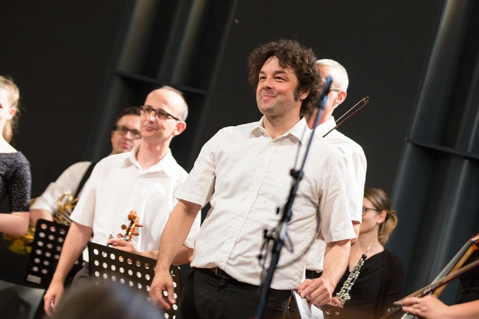 Dirigiert wurde das Orchester von Thomas Platzgummer, der unter anderem bereits die Budapester Kammerphilharmonie, das Joseph Haydn Orchester oder das Grazer Kammerorchester leitete.