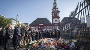 In Mannheim wurde am Freitag mit einer Schweigeminute des von einem Afghanen getöteten Polizisten gedacht. An der Zeremonie nahm auch Bundespräsident Steinmeier teil