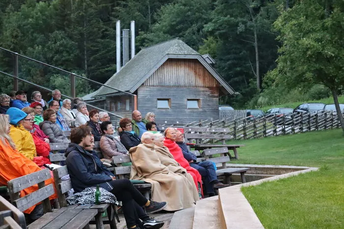 Die Vorstellung wurde glücklicherweise vom Regen verschont. Bei den Temperaturen auf der Brandlucken musste der ein oder andere aber doch zur Decke greifen.