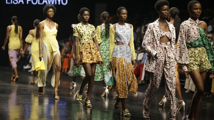 Lisa Folawiyo ist eine nigerianische Modedesignerin, die dafür bekannt ist, traditionelle westafrikanische Textilien mit modernen Schneidertechniken zu kombinieren. Den Schwerpunkt setzt sie dabei meist auf Perlen und Pailletten.