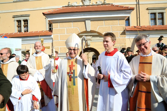 Bischof Wilhelm Krautwaschl zelebrierte das Pontifikalamt unter Mitgestaltung von Jagdhornbläsern und einem Jägerchor aus Kärnten.